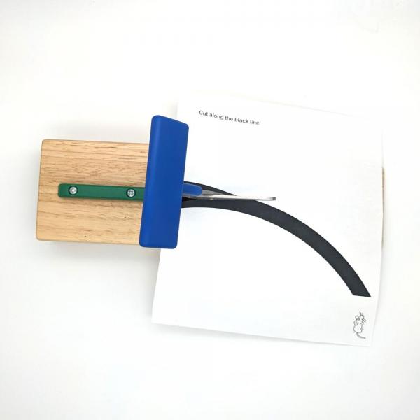 Tisch-Schere auf Holzblock
