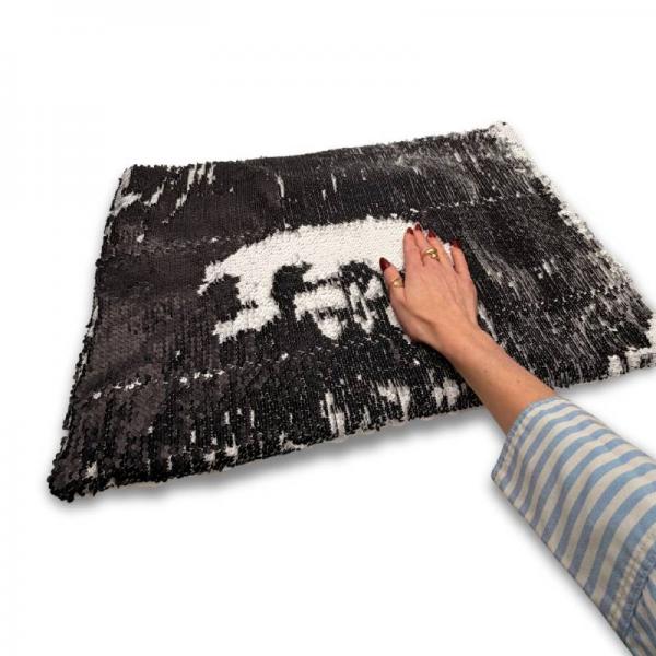 Beschwertes Schoßkissen mit Glitzer – Schwarz-Weiß