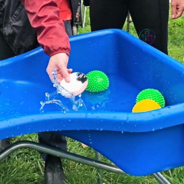 Sand- und Wassertisch für Rollstuhlfahrer