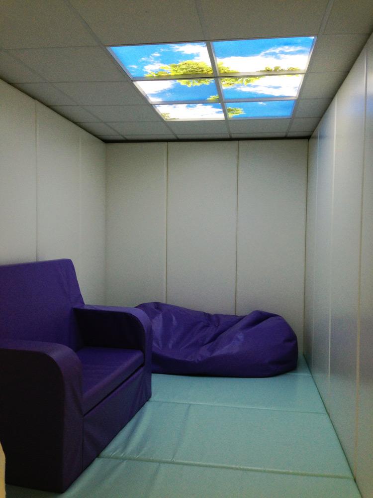 Komfortzimmer mit LED-Deckenplatten
